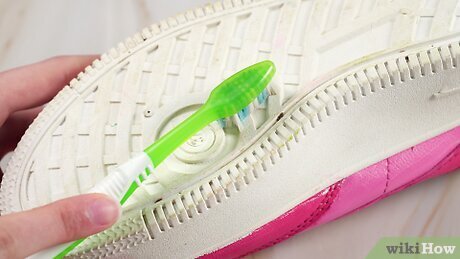 how to Clean Bottom of Shoes