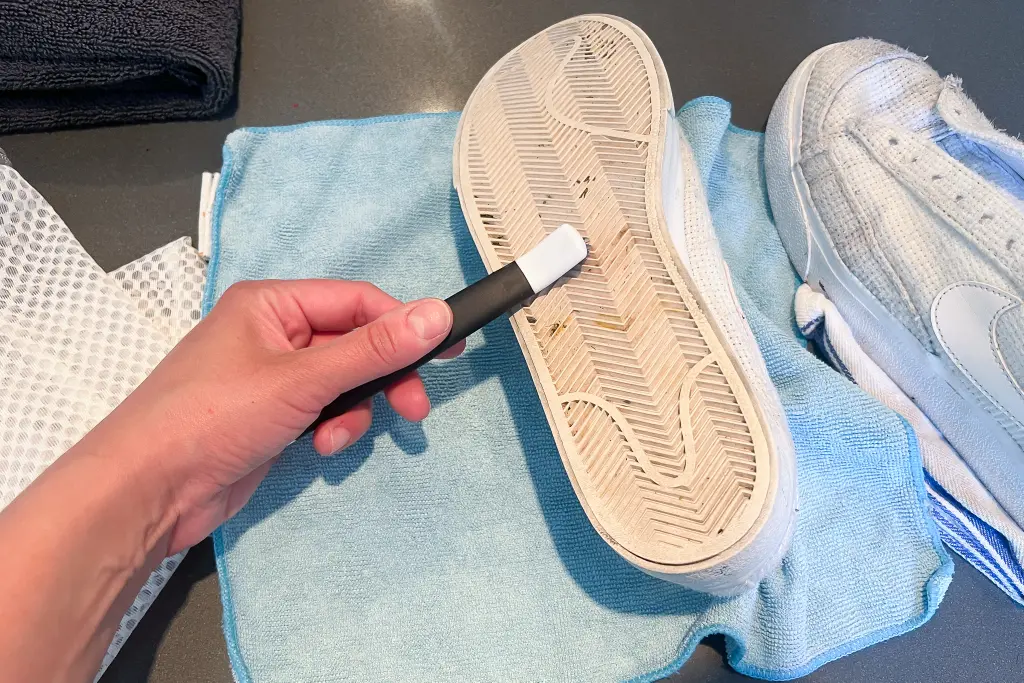 How to Clean Bottom of Shoes